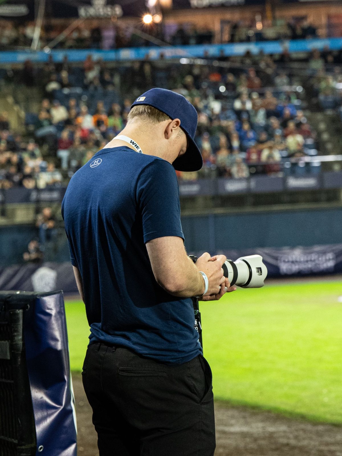 Gijs fotografeert in een vol honkbalstadion